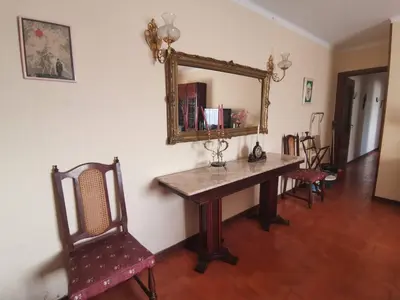 a room with a table and a mirror and a chair at Estadio 3 in Cádiz