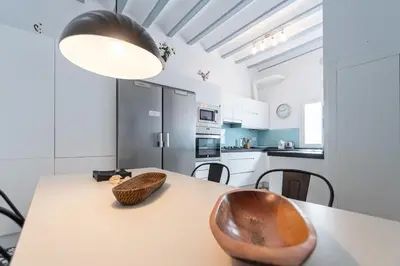 a kitchen and dining room with a table and chairs at Apartamento Sweet Home in Cádiz in Cádiz