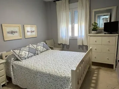 a bedroom with a bed and a dresser and a window at Apartamento excelente ubicación en Novo Sancti Petri By Chiclana Dreams in Chiclana de la Frontera