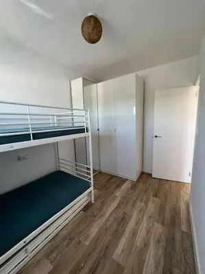 an empty room with a bunk bed and a closet at Precioso Apto con vistas al Parque Nacional Doñana in Chipiona
