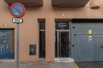 a street sign in front of a building at Apartamento Cadiz Be Kind in Cádiz