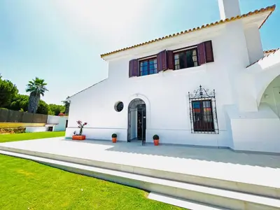 a white house with a driveway at Villa Velero - Ole Solutions in Sanlúcar de Barrameda