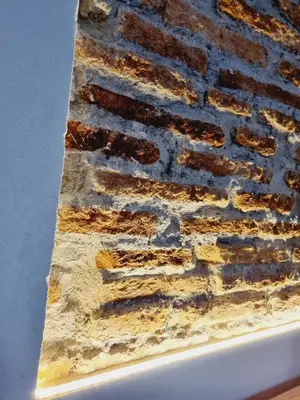 a stone wall with an american flag painted on it at AUJADA CENTRO in Cádiz