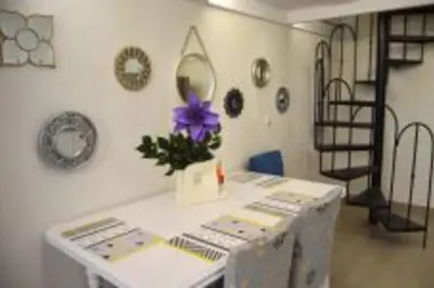 a room with a table with a purple flower on it at APARTAMENTO VEEDOR BULEVAR DE LOS SUEÑOS in Cádiz