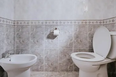a bathroom with a toilet and a sink at Apartamento Valdés - Ole Solutions in El Puerto de Santa María