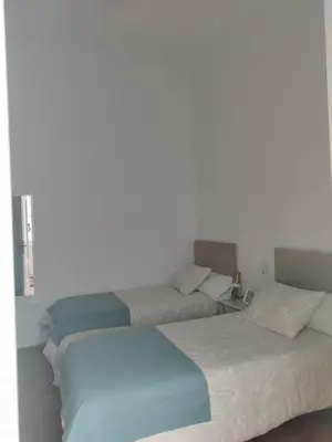 two beds sitting next to each other in a room at Estreno centro y playa Cádiz in Cádiz