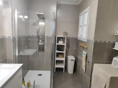 a bathroom with a shower and a sink at Estreno centro y playa Cádiz in Cádiz