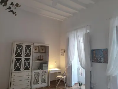 a room with a desk and a dresser and a window at Estreno centro y playa Cádiz in Cádiz