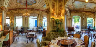 a restaurant with tables and chairs in a room at Apartamento Playa Recreo Little Apartments in Cádiz