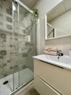 a bathroom with a glass shower and a sink at GATU Sherry, junto puerto deportivo y playa in El Puerto de Santa María