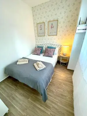 a bedroom with a bed with two towels on it at GATU Sherry, junto puerto deportivo y playa in El Puerto de Santa María