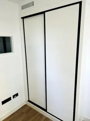 two sliding doors in a room with a window at Apartamento Arsenio Beach in Cádiz