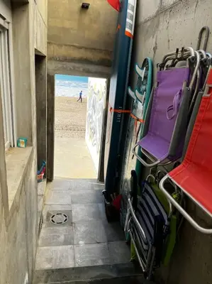 a hallway to a room with a view of the beach at Casa de invitados, a pie de playa, en La Torre Verde in El Puerto de Santa María