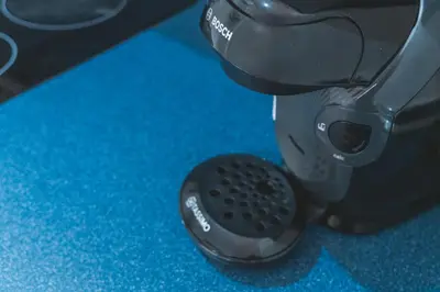 a black mixer sitting on a blue counter top at Apartamento céntrico con piscina, temporada in El Puerto de Santa María