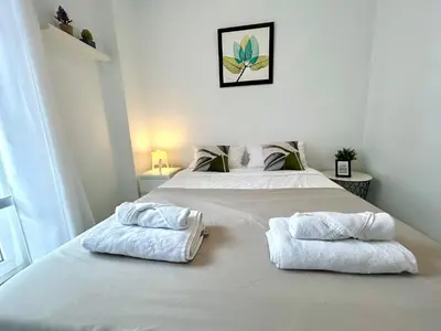 a bedroom with two white towels on a bed at GATU Guateque , 