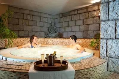 two people in a jacuzzi tub in a resort at Hotel Spa Cádiz Plaza in Cádiz