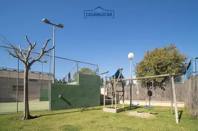 a batting cage in a tennis court at Apartamento Cigüeña in Sanlúcar de Barrameda