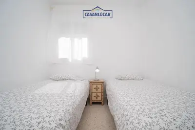 two beds sitting next to each other in a bedroom at Apartamento Cigüeña in Sanlúcar de Barrameda