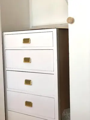a white dresser with four draws in a room at Frente al mar, preciosas vistas, piscinas , valdelagrana in El Puerto de Santa María