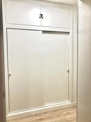 a closet with a white door in a room at Frente al mar, preciosas vistas, piscinas , valdelagrana in El Puerto de Santa María
