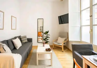 a living room with a couch and a table at Apartamento luminoso y céntrico in Cádiz