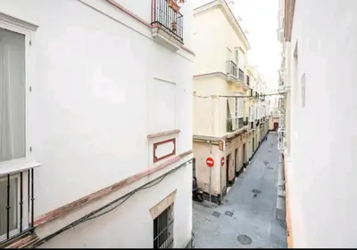 an alley between two buildings in a city at Apartamento luminoso y céntrico in Cádiz