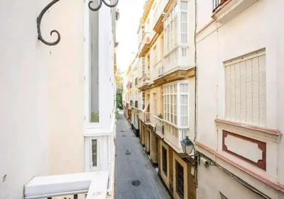 an alley between two buildings in a city at Apartamento luminoso y céntrico in Cádiz