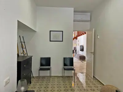 two chairs in a room with a hallway at Apartamento Intramuros - Ole Solutions in Jerez de la Frontera