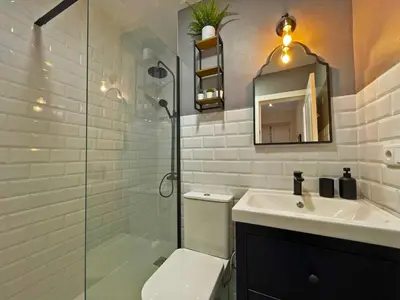 a bathroom with a toilet and a sink and a shower at Apartamento Intramuros - Ole Solutions in Jerez de la Frontera