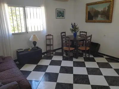 a living room with a table and a checkered floor at Casa Francesca, 90 m2, jardin de 1500m2 in Hozanejos