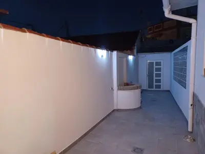 a room with a white wall and a tile floor at Apartamento mi currilla in Sanlúcar de Barrameda