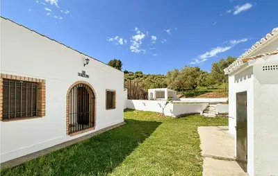 a view of the courtyard of a house with a yard at Pet Friendly Home In Algar in Algar