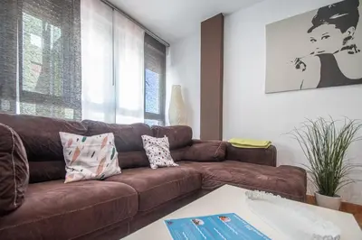 a brown couch in a living room with a table at Apartamento El descanso de Julia Augusta - Cadiz in Cádiz