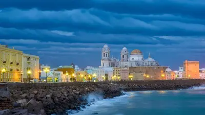 a view of a city at night at Kadis-Korazon Grupo AC Gestion in Cádiz
