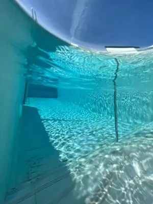 an underwater view of a pool of water at GATU PREMIUM Sandia Beach lujo junto al mar, parking y piscina común,
