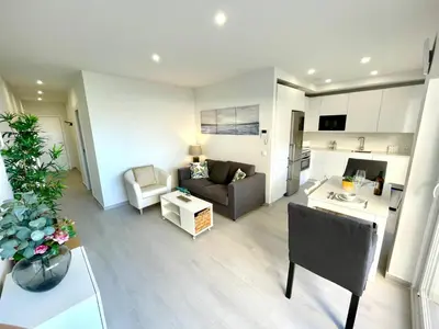 a living room with a couch and a table at GATU PREMIUM Sandia Beach lujo junto al mar, parking y piscina común,