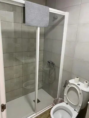 a bathroom with a shower with a toilet and a glass shower door at Apartamento La Saeta in Jerez de la Frontera