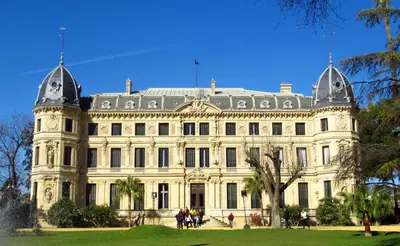 a large white building with people standing in front of it at Apartamento AstaRegia in Jerez de la Frontera