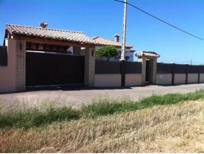 a house with a fence and a garage at CASA VARAVILLA in Conil de la Frontera