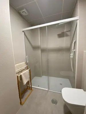 a shower stall in a bathroom with a toilet at Apartamento reformado con vistas al mar in Cádiz