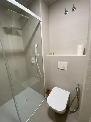 a bathroom with a shower stall and a toilet at Apartamento reformado con vistas al mar in Cádiz