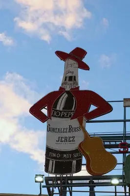 a sign for a restaurant with a guitar on it at La Parra Apartamento in Jerez de la Frontera