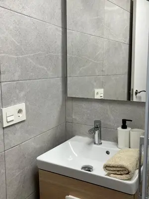 a bathroom with a sink and a mirror at La Parra Apartamento in Jerez de la Frontera