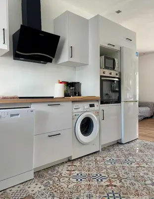 a kitchen with a washing machine and a washer at Fantástico chalet con piscina 2 km de la barrosa in Chiclana de la Frontera