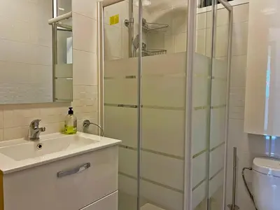 a bathroom with a sink and a glass shower at Apartamento Alván - Ole Solutions in Jerez de la Frontera