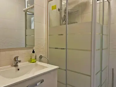 a bathroom with a shower and a sink at Apartamento Alván - Ole Solutions in Jerez de la Frontera