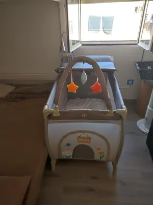 a toddler bed in a room with a window at Playas, cultura y gastronomía en Casa Sarco 2 habitaciones in San Fernando