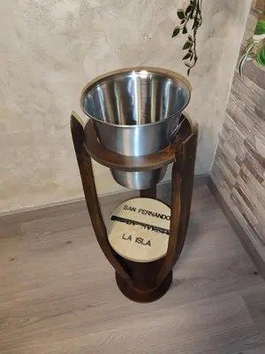a metal bowl sitting on top of a wooden stand at Playas, cultura y gastronomía en Casa Sarco 2 habitaciones in San Fernando