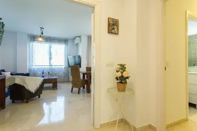 a living room with a table and a dining room at Luminoso 3 rooms 2 Baños Parking in Jerez de la Frontera