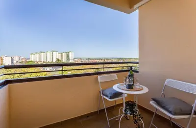 a balcony with a table and chairs and a view at Luminoso 3 rooms 2 Baños Parking in Jerez de la Frontera